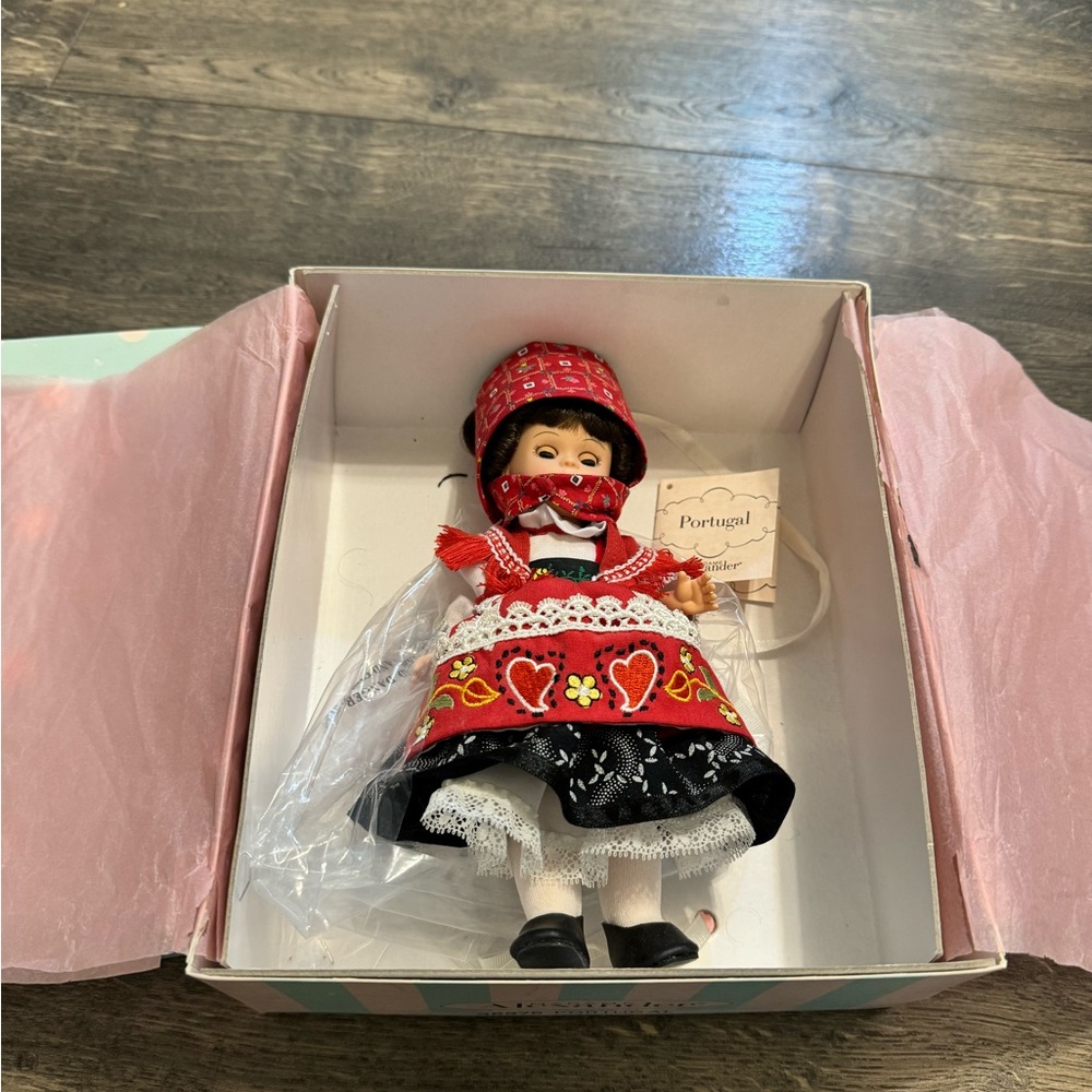 Madame Alexander 2003‎ Portugal Doll #35975